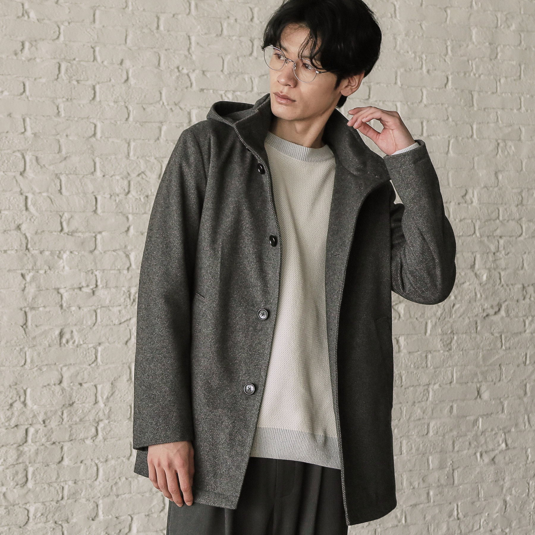 オフホワイトニット×チャコールグレーコート コーデ1
