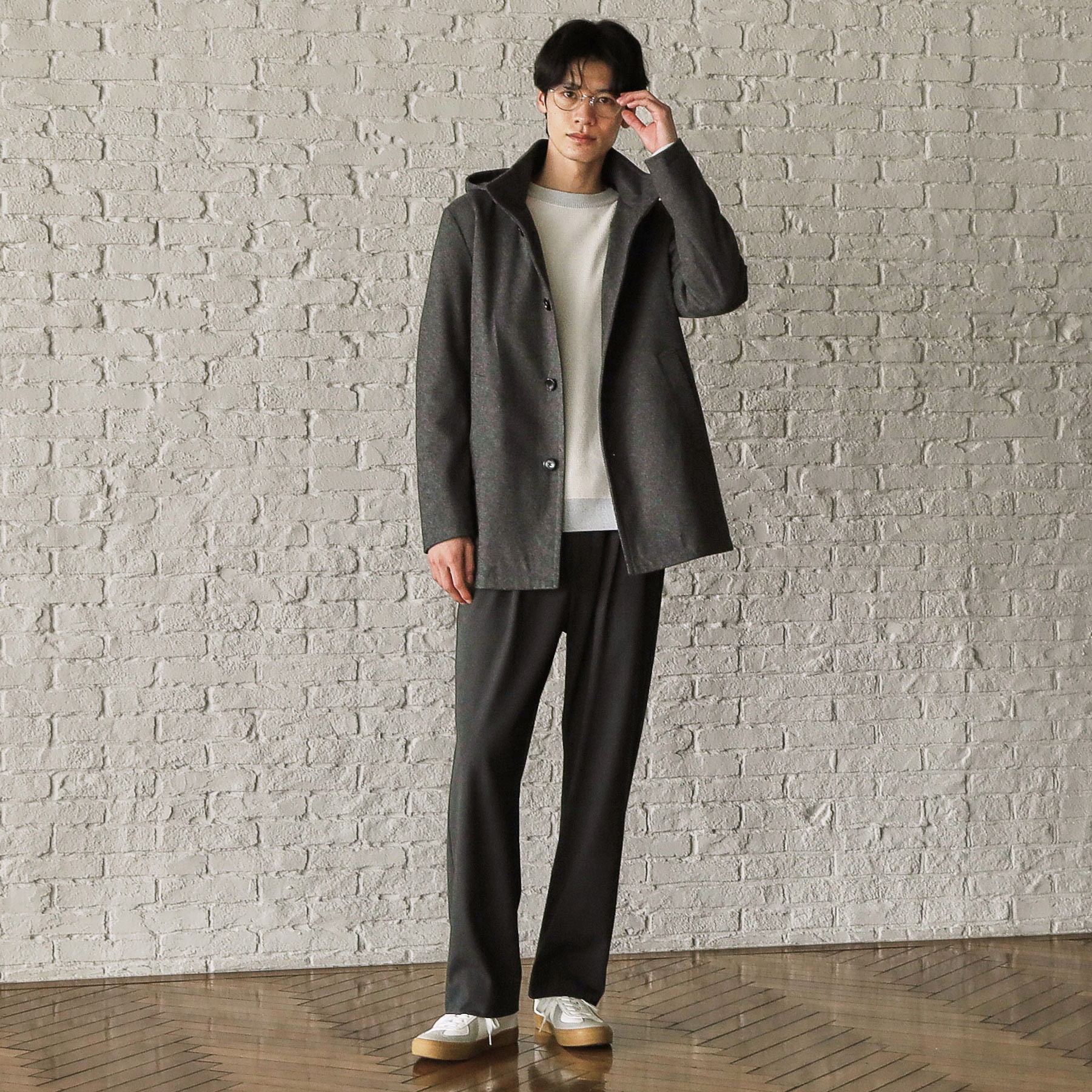 オフホワイトニット×チャコールグレーコート コーデ2