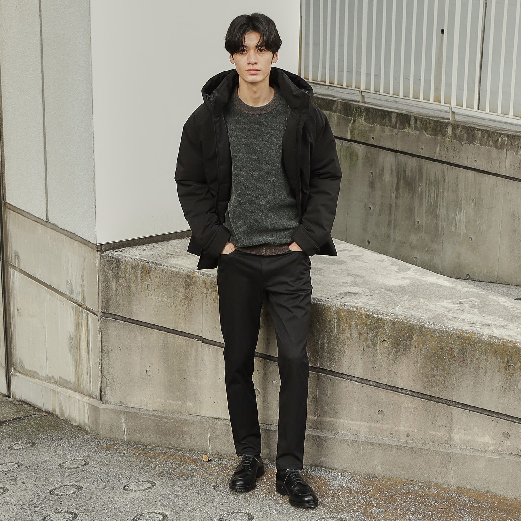 ブルーグリーンニット×モノトーンスタイル コーデ2