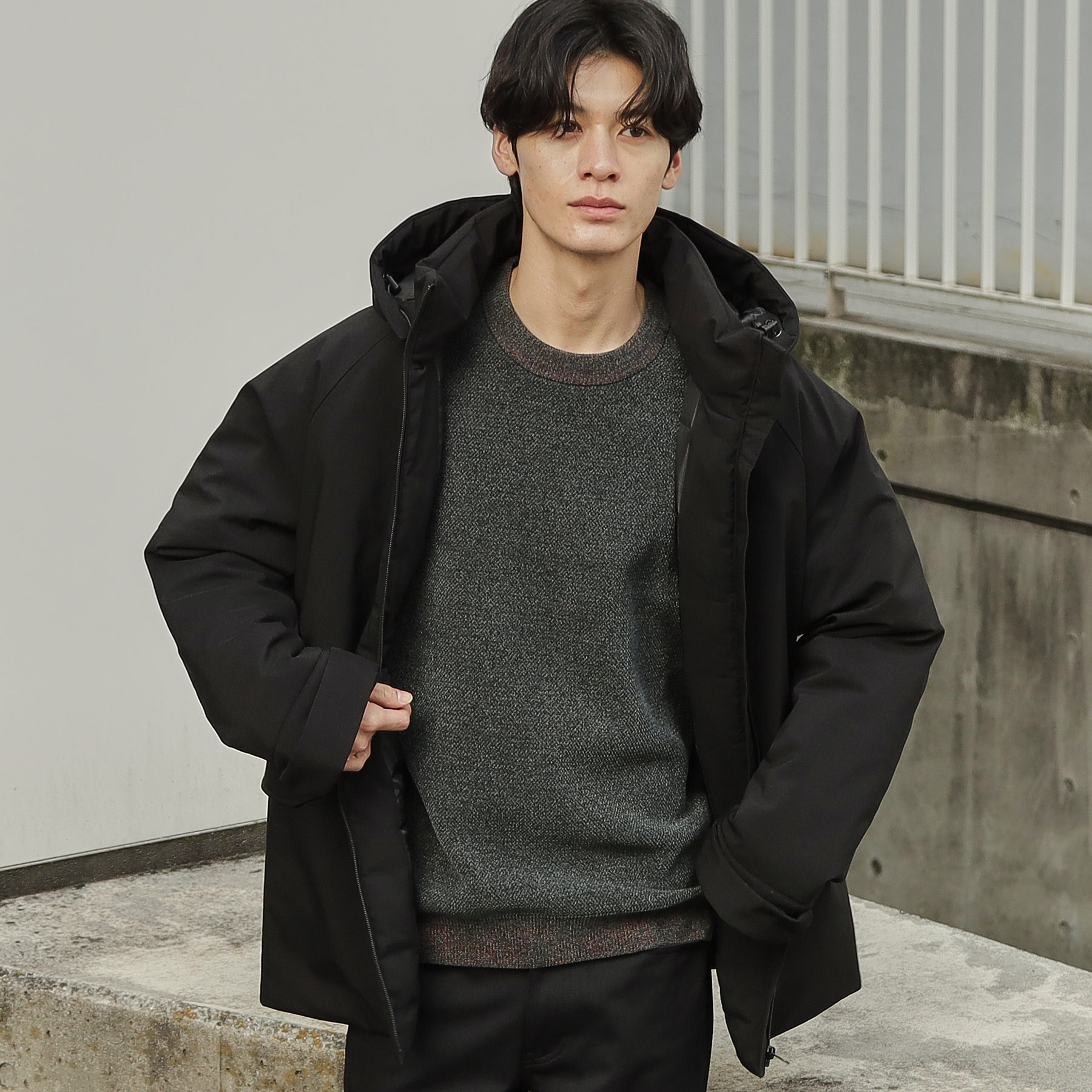 ブルーグリーンニット×モノトーンスタイル コーデ1