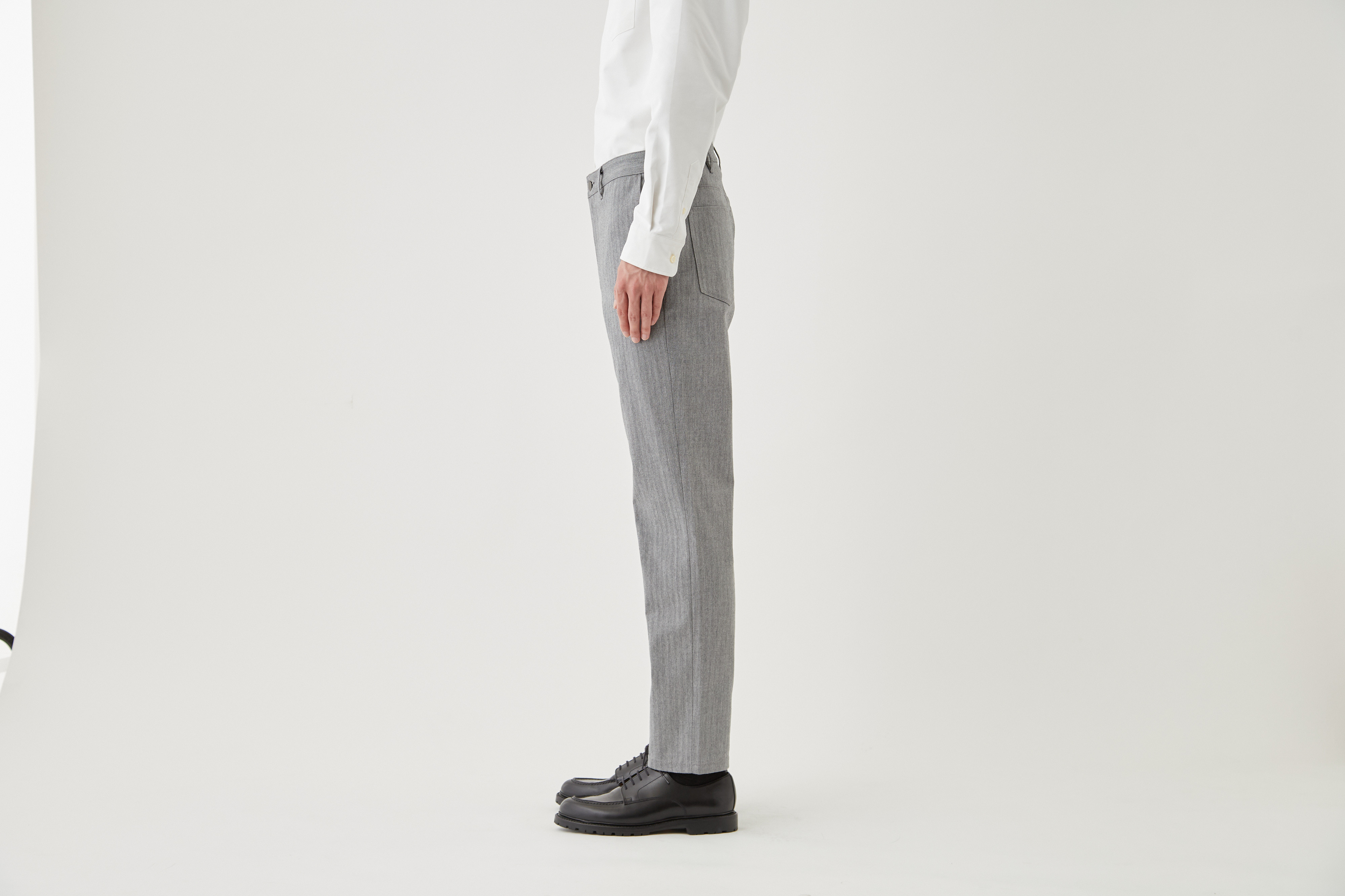7DAYS TAPERED PANTS 横向き着用