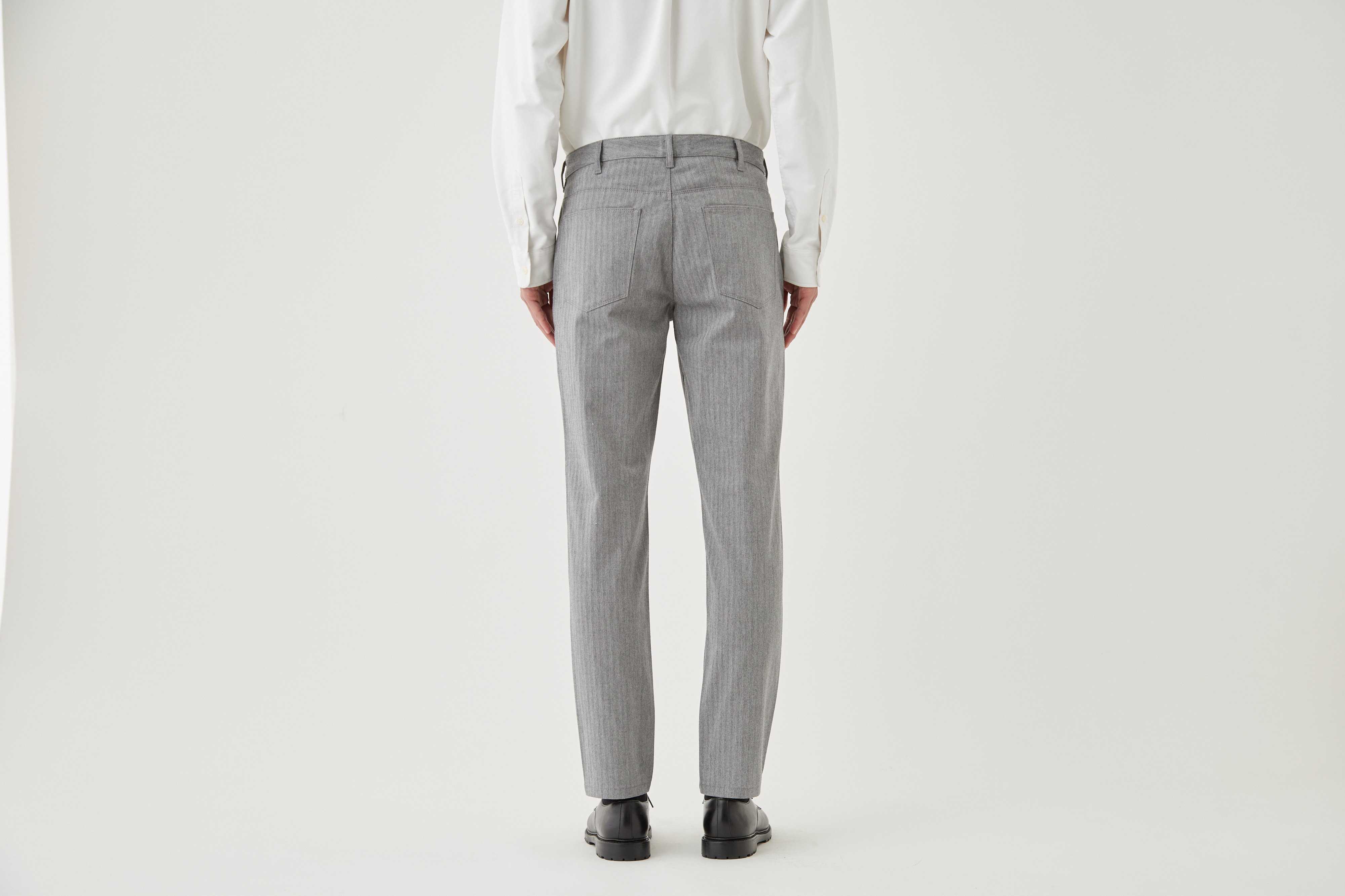 7DAYS TAPERED PANTS 後ろ着用